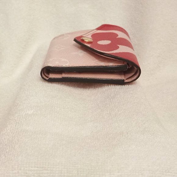 Very Good & RARE LV Zoe Giant Monogram Trifold Wallet in Rouge (Full Inclusion) - Picture 7 of 16